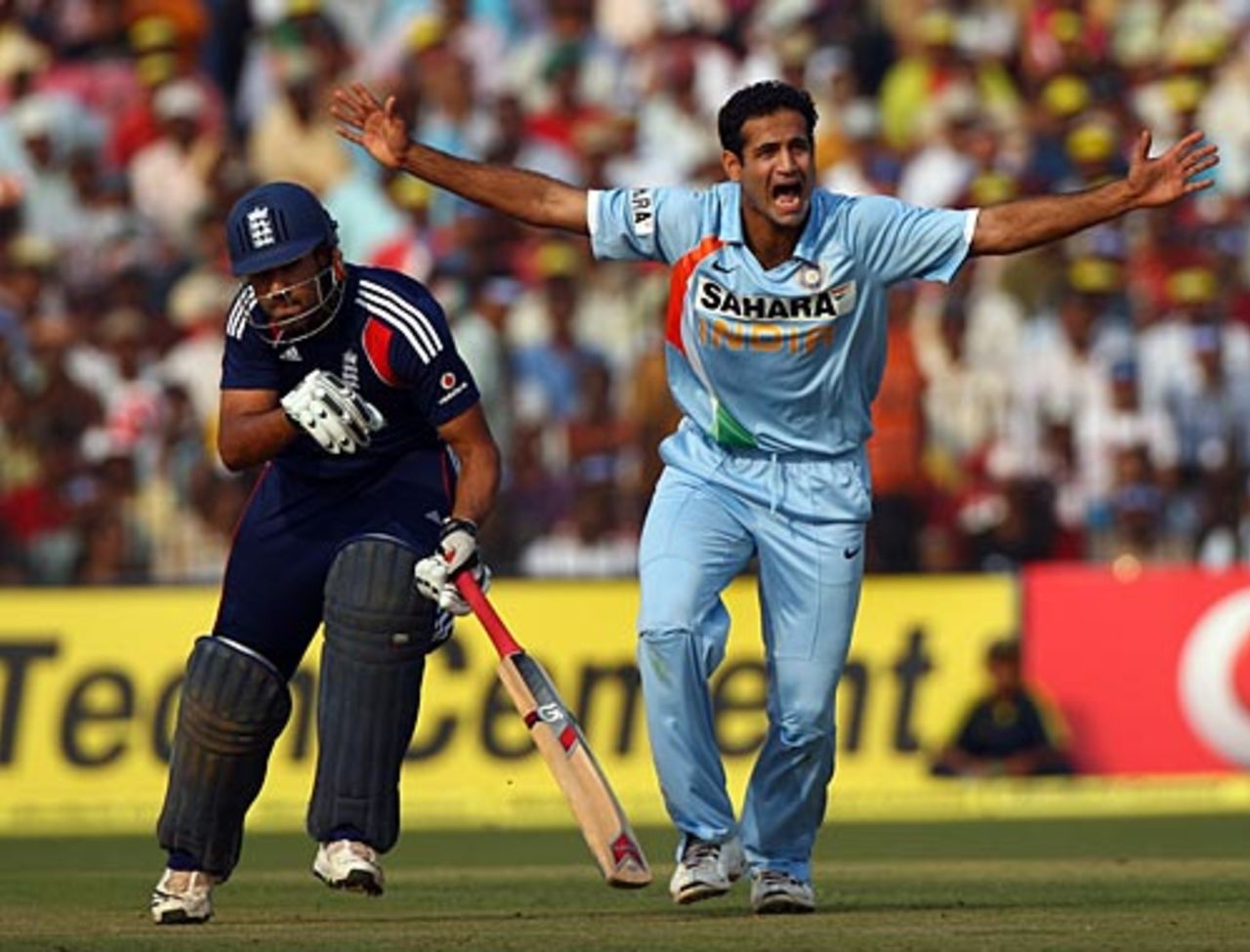 Irfan Pathan unsuccessfully for an lbw against Ravi Bopara, India v England, 5th ODI, Cuttack, November 26, 2008