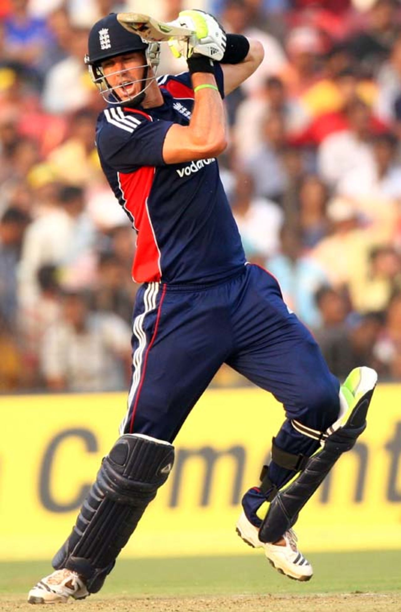 Kevin Pietersen packs a punch, India v England, 5th ODI, Cuttack, November 26, 2008