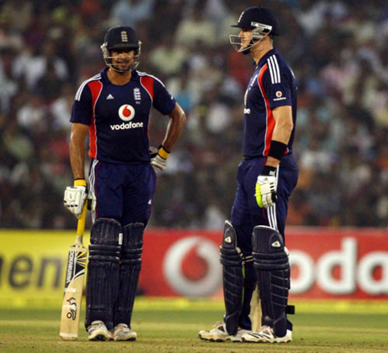 Owais Shah and Kevin Pietersen put on an unbroken century stand, India v England, 5th ODI, Cuttack, November 26, 2008