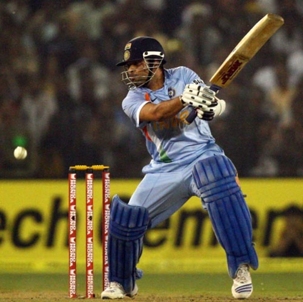 Sachin Tendulkar made a scratchy start to his innings, India v England, 5th ODI, Cuttack, November 26, 2008