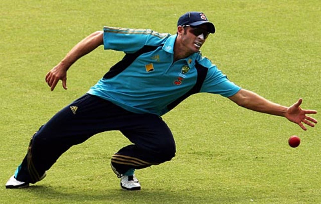 Michael Hussey attempts a low catch, Adelaide, November 27, 2008