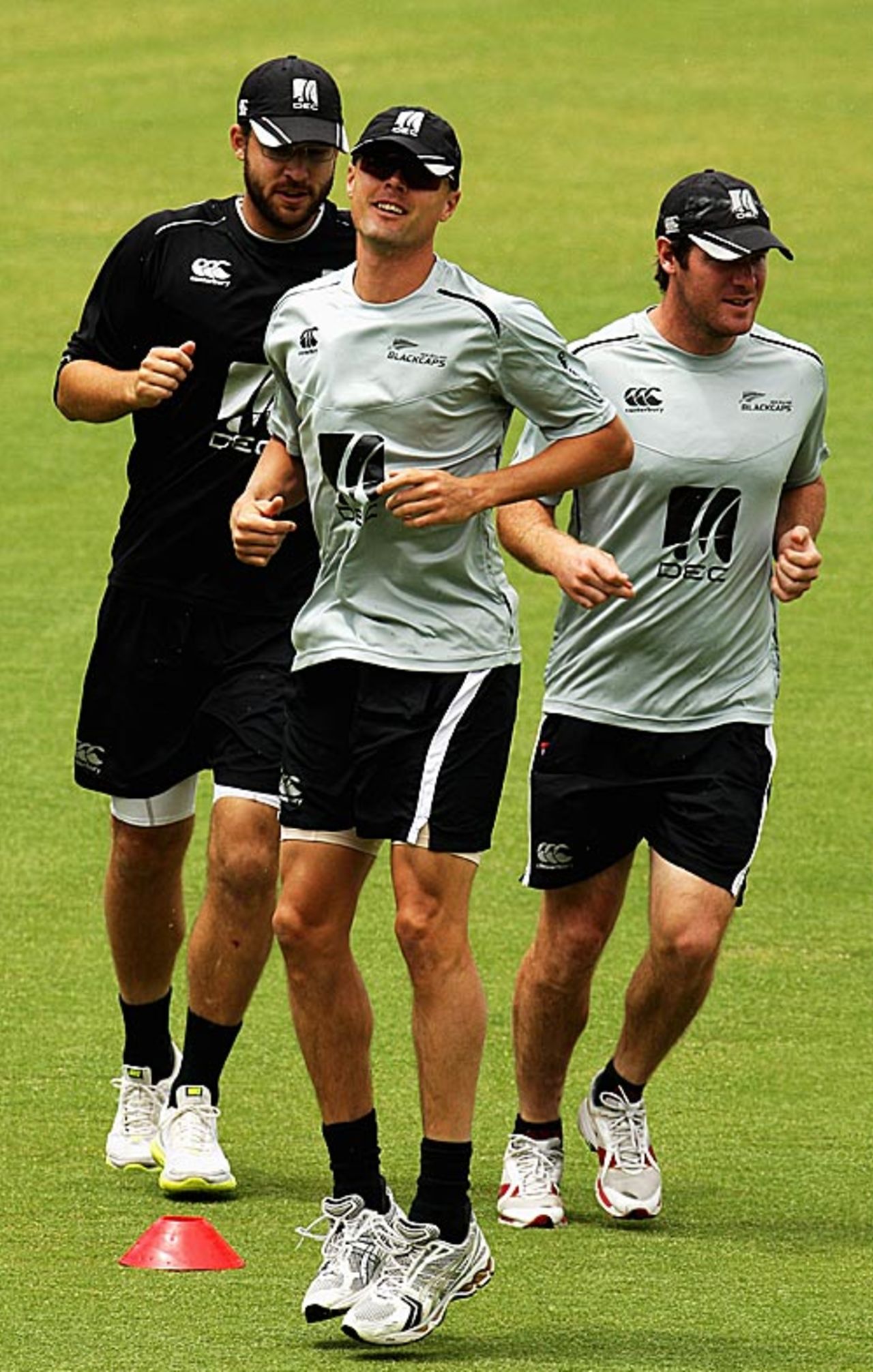 Daniel Vettori, Chris Martin and Jamie How go through the warm-up routine, Adelaide, November 27, 2008