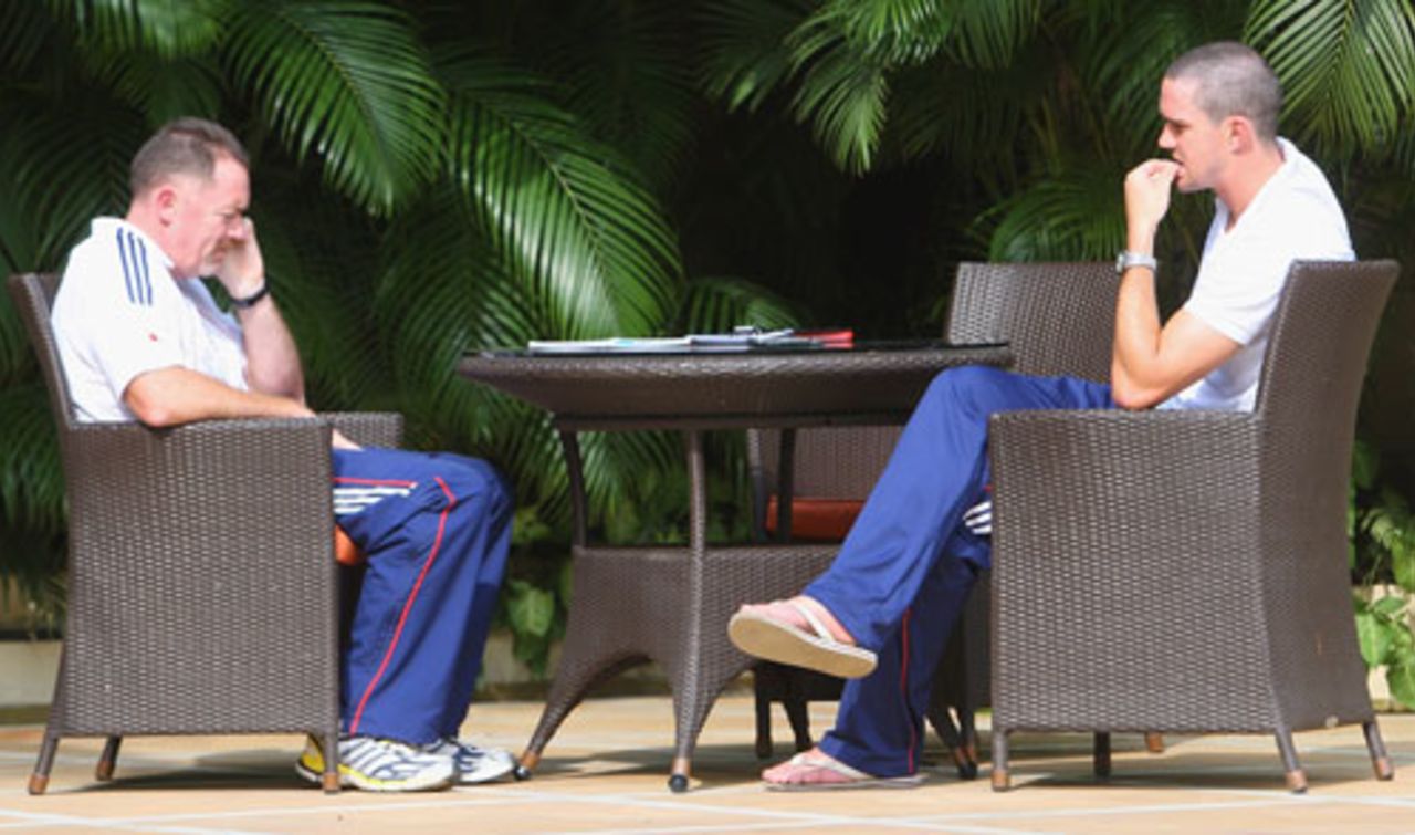 Security expert Reg Dickason speaks to Kevin Pietersen at the team hotel, Bhubaneswar, November 27, 2008