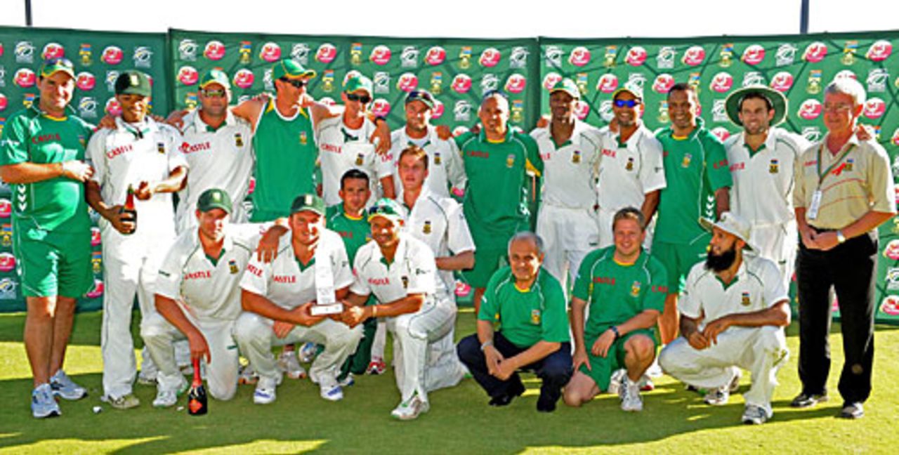 The victorious South African squad poses with the trophy, South Africa v Bangladesh, 2nd Test, Centurion, 3rd day, November 28, 2008