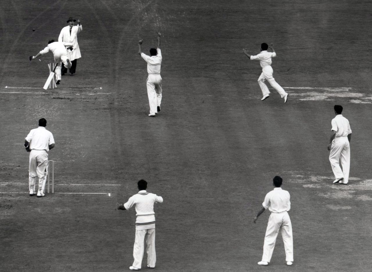 Hanif Mohammad runs out last man Jim McConnon to give Pakistan a 24-run win, England v Pakistan, 4th Test, The Oval, 5th day, August 17, 1954