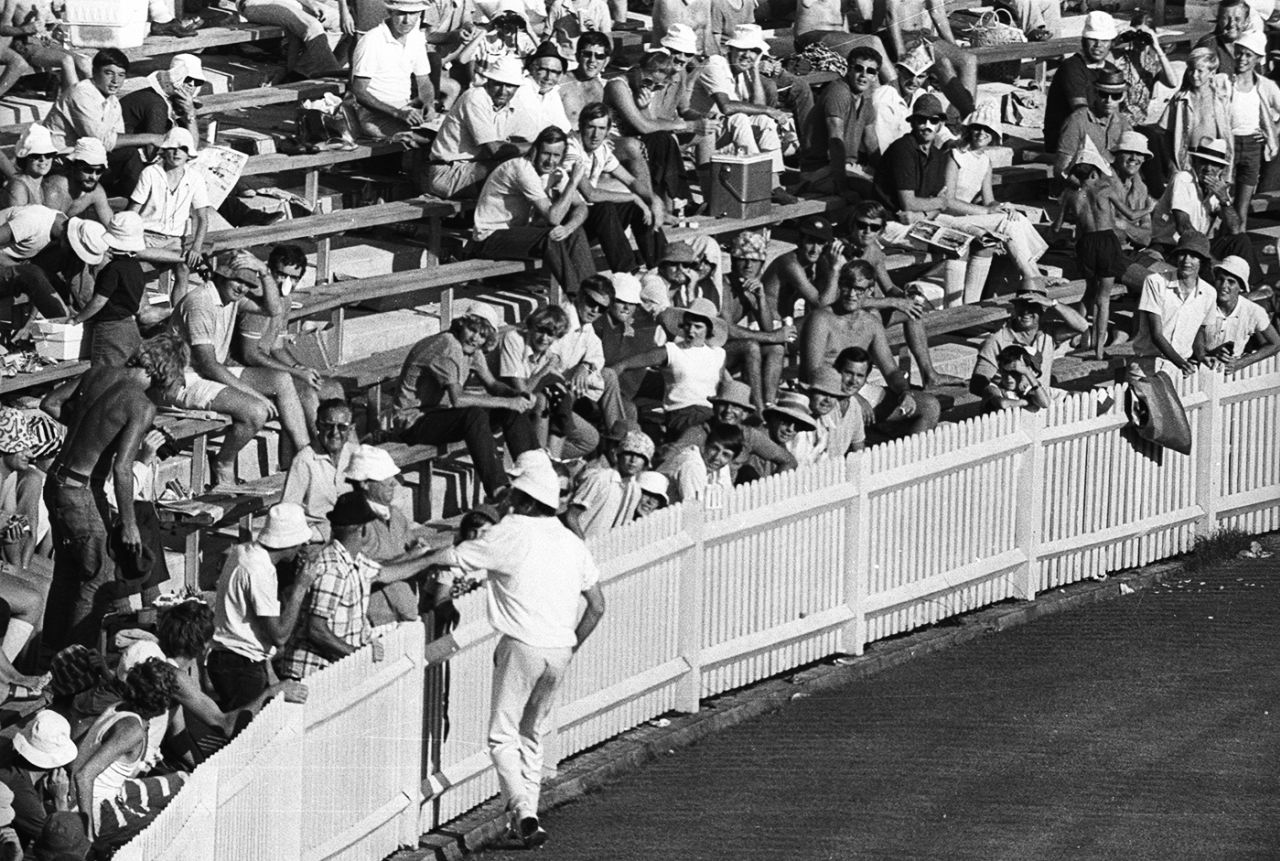 A member of the crowd has an altercation with John Snow, Australia v England, 7th Test, Sydney, 2nd day, February 13, 1971