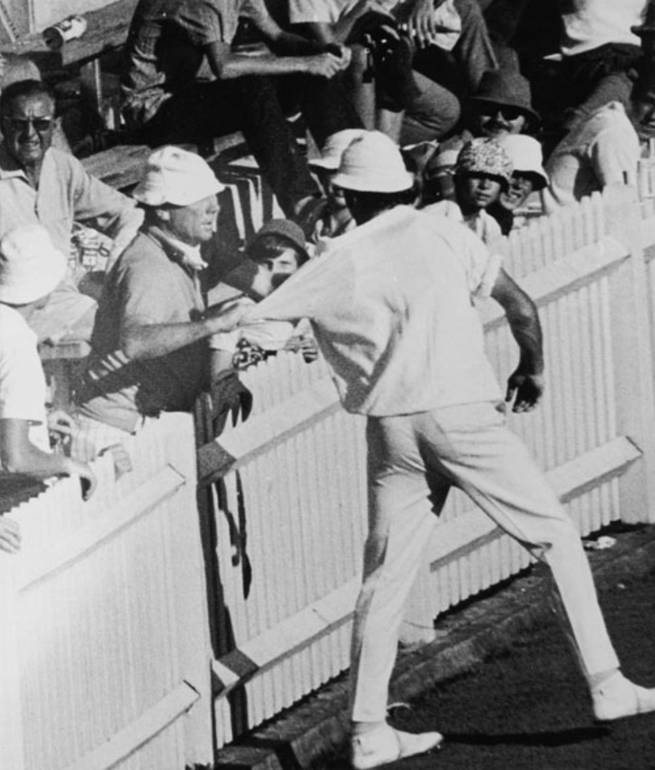 A member of the crowd has a heated exchange with John Snow, Australia v England, 7th Test, Sydney, 2nd day, February 13, 1971