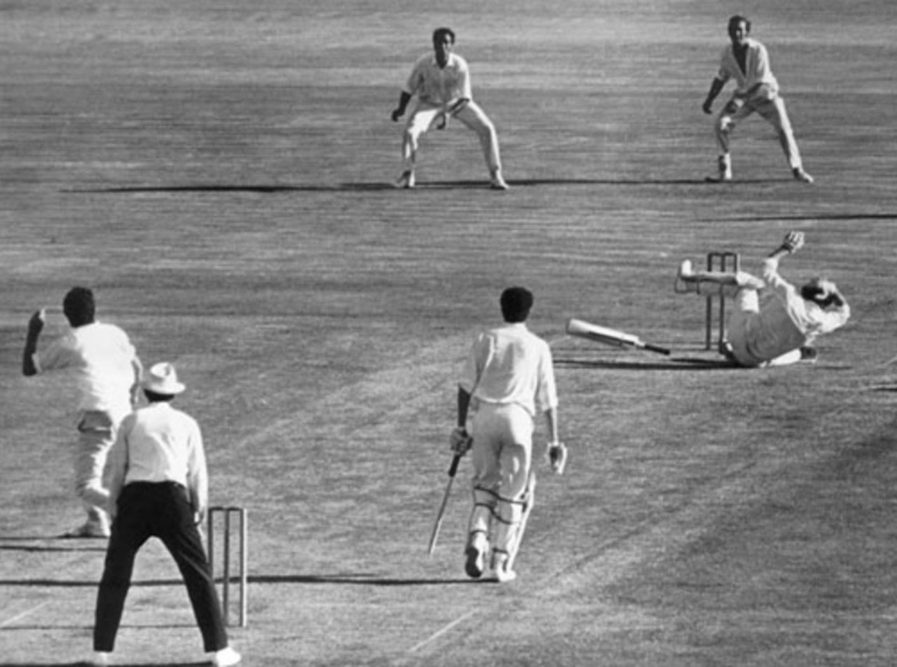 Terry Jenner is struck on the head off a ball from John Snow, Australia v England, 7th Test, Sydney, 2nd day, February 13, 1971