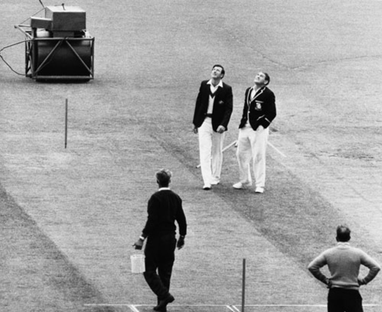 Bill Lawry and Ray Illingworth toss the coin, Australia v England, 5th Test, 1st day, Melbourne, January 21, 1971