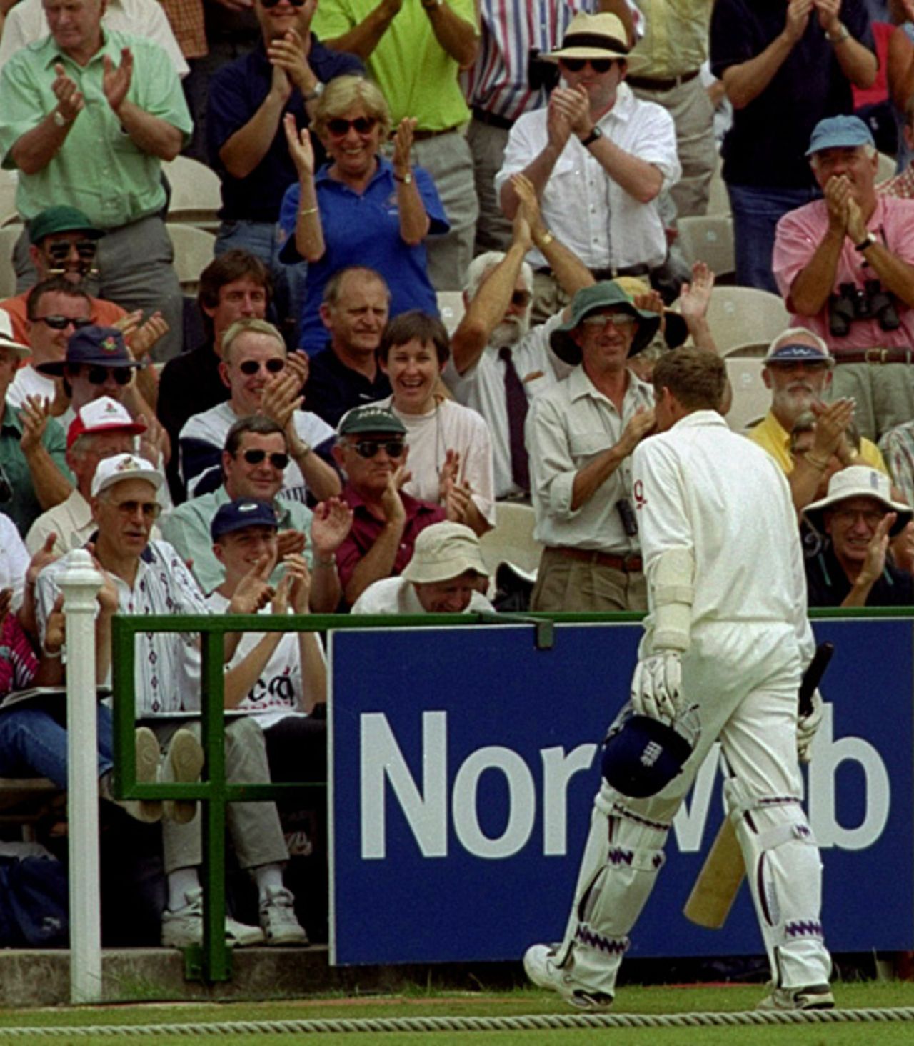 Peter Such receives a standing ovation for his outstanding 51-ball duck, England v New Zealand, 3rd Test, Old Trafford, August 5, 1999