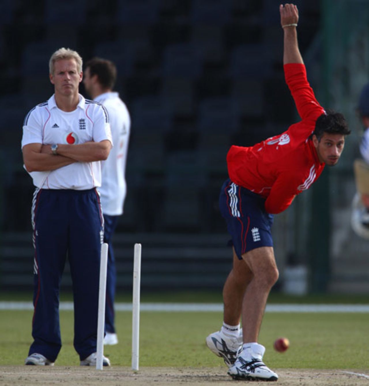 Peter Moores keeps a close eye as Sajid Mahmood bowls during a training session, Sheikh Zayed Stadium, December 6, 2008