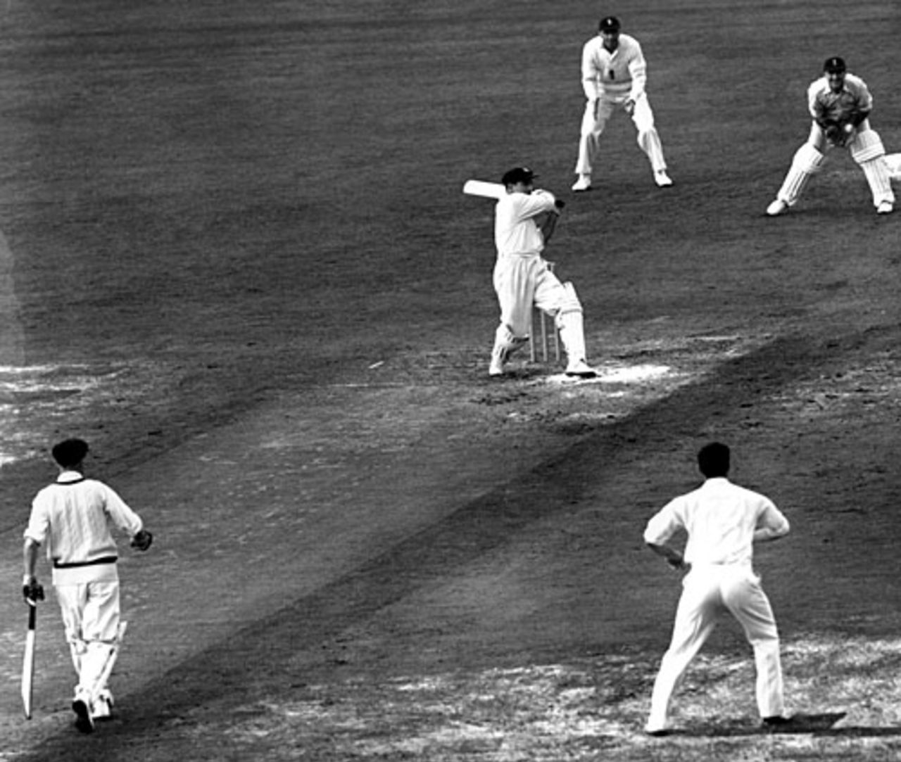 Sid Barnes pulls on his way to 61, England v Australia, 5th Test, The Oval, 1st day, August 14, 1948