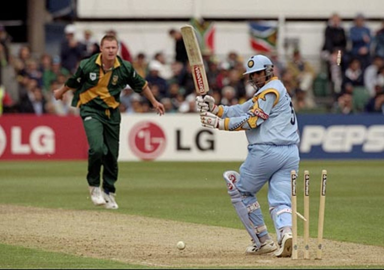 Lance Klusener castles Rahul Dravid, India v South Africa, Group A, ICC World Cup, May 15, 1999