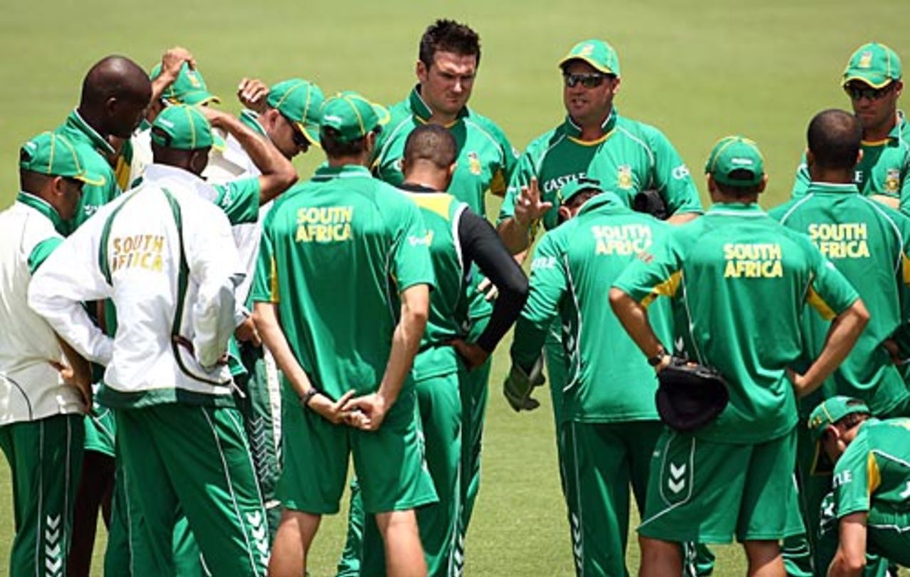 Mickey Arthur gives a team talk, Perth, December 10, 2008