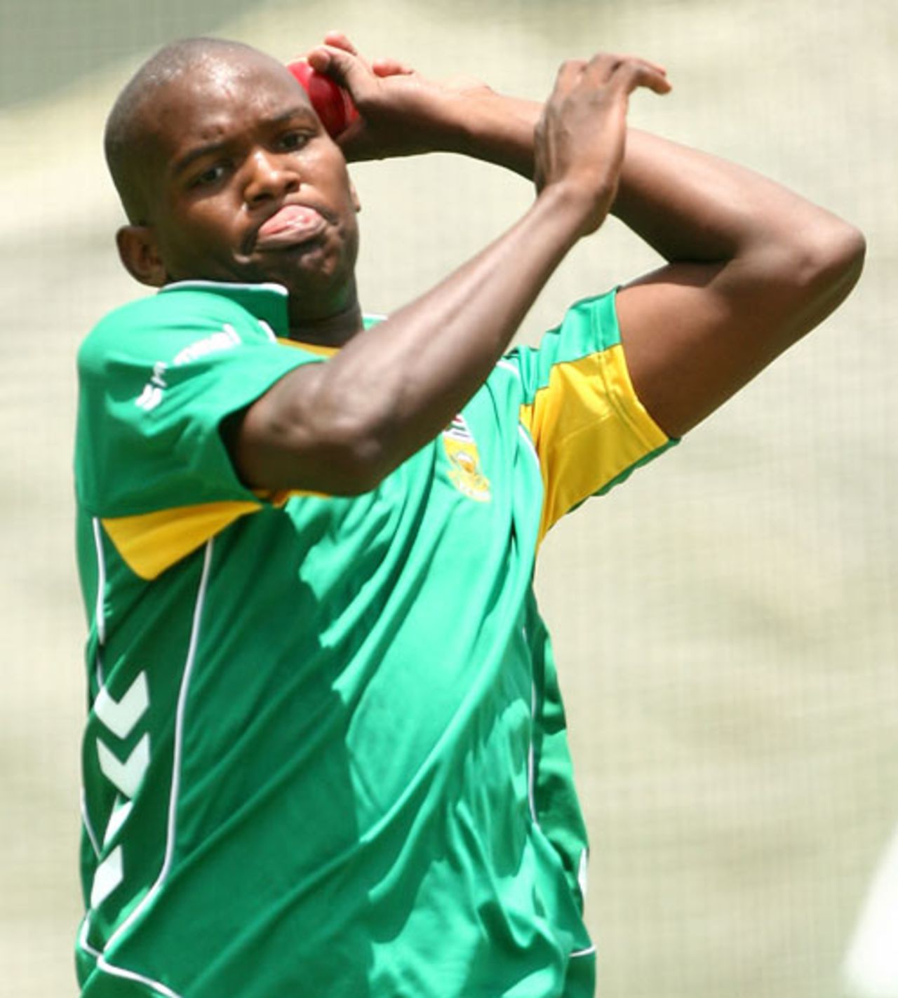 Lonwabo Tsotsobe practises his bowling during a net session, Perth, December 10, 2008