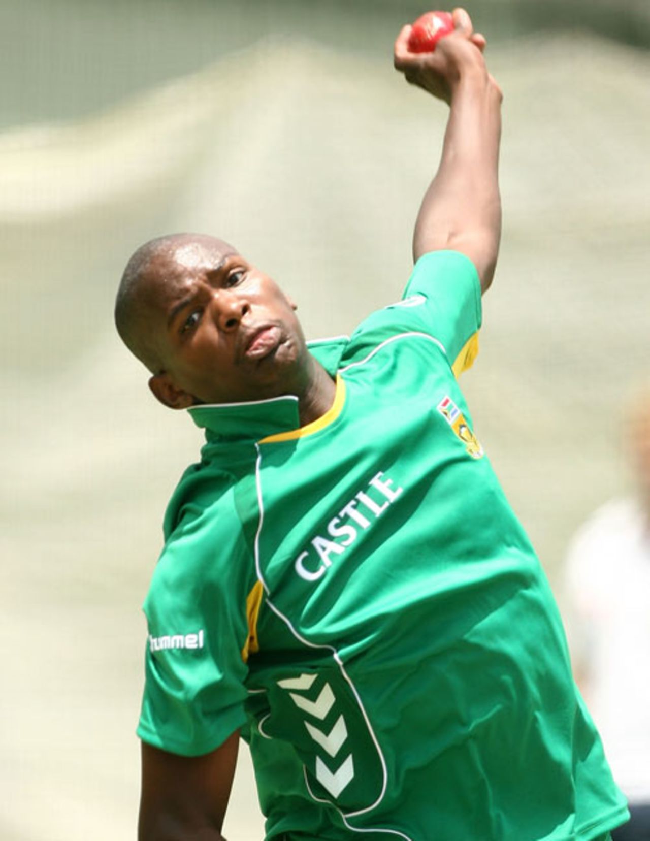 Lonwabo Tsotsobe in his delivery stride, Perth, December 10, 2008