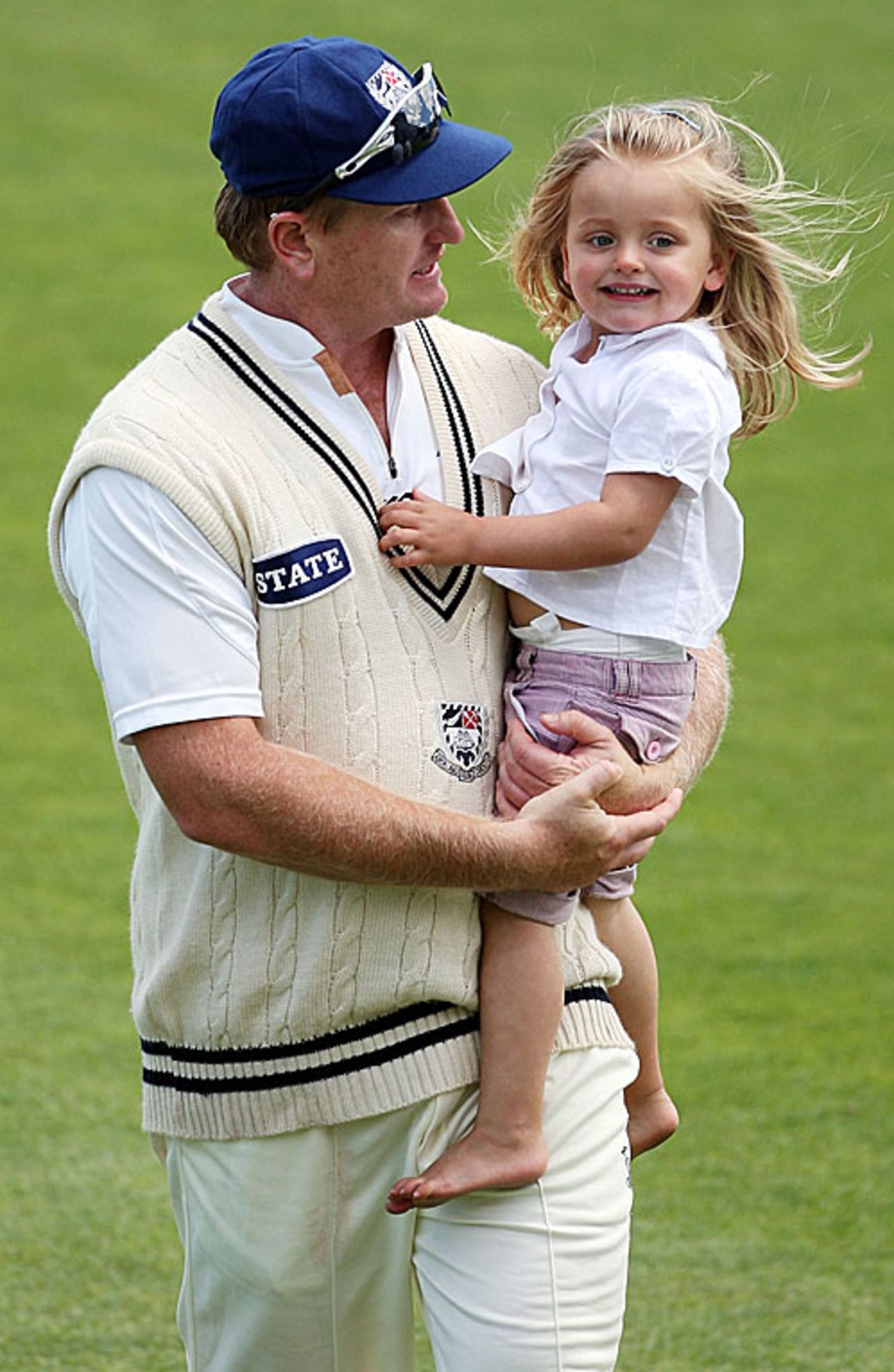 Scott Styris carries his daughter, Auckland v Otago, State Championship, Auckland, 1st day, December 13, 2008