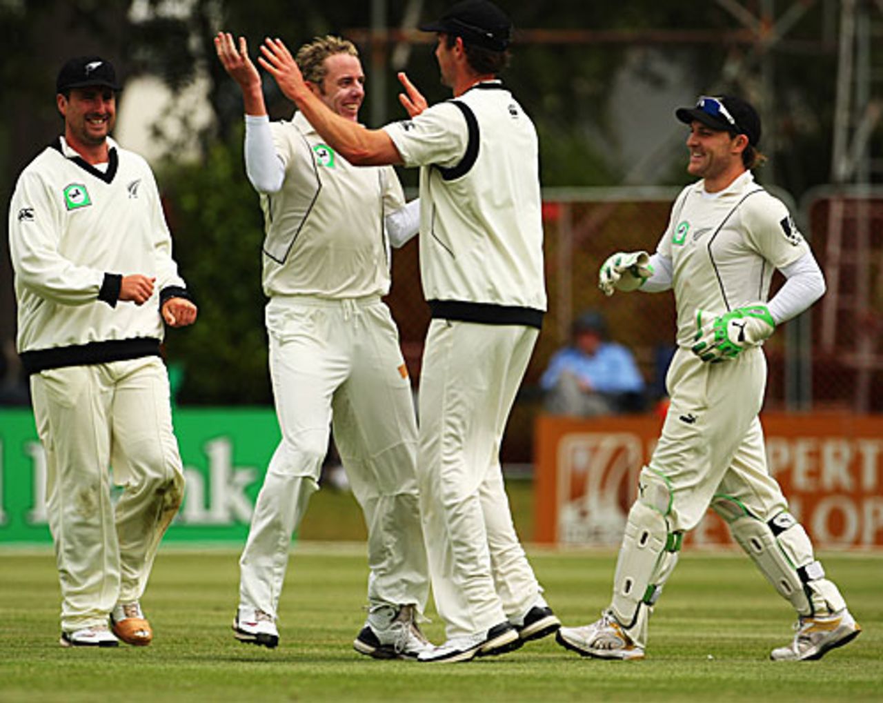 Iain O'Brien and the rest celebrate the dismissal of Chris Gayle, New Zealand v West Indies, 1st Test, Dunedin, 4th day, December 14, 2008