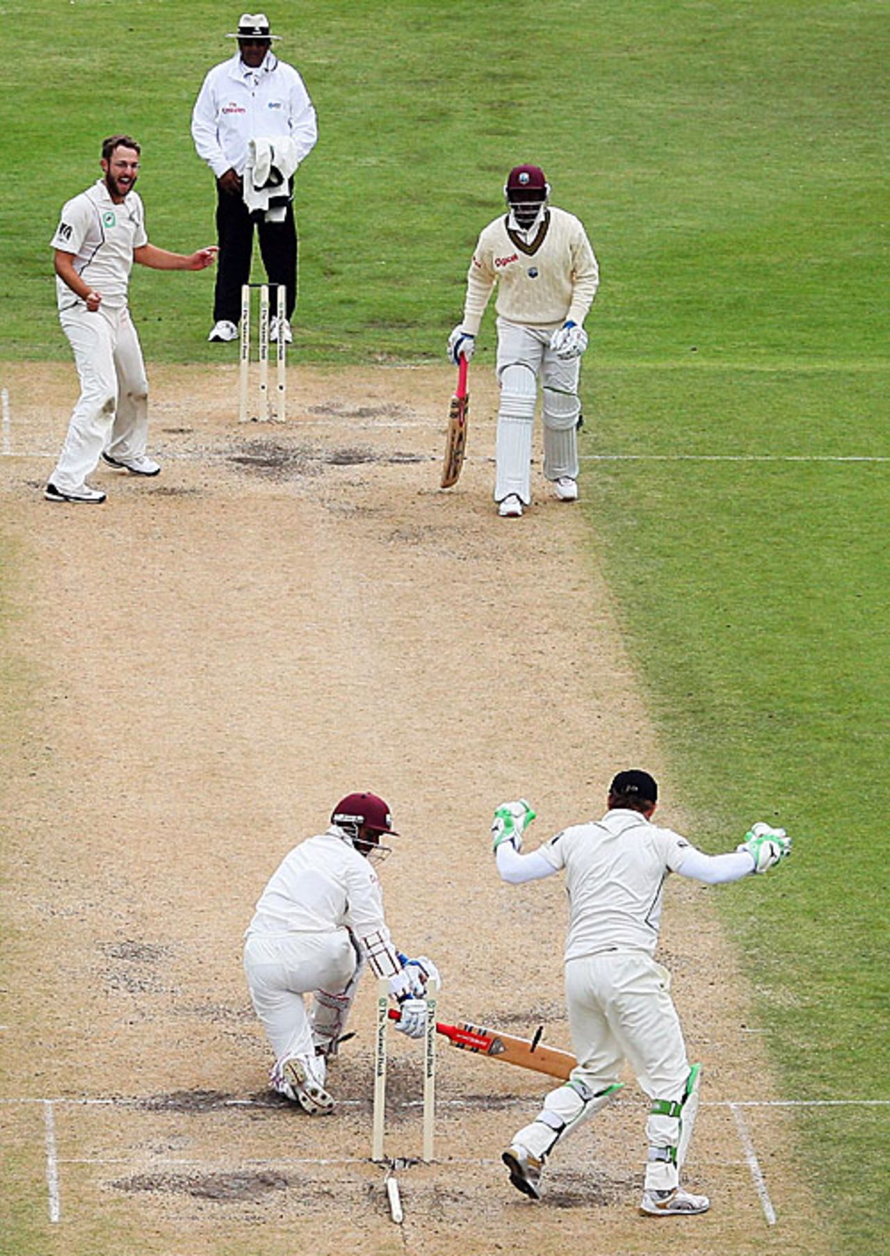 Shivnarine Chanderpaul loses his middle stump to Daniel Vettori, New Zealand v West Indies, 1st Test, Dunedin, 4th day, December 14, 2008