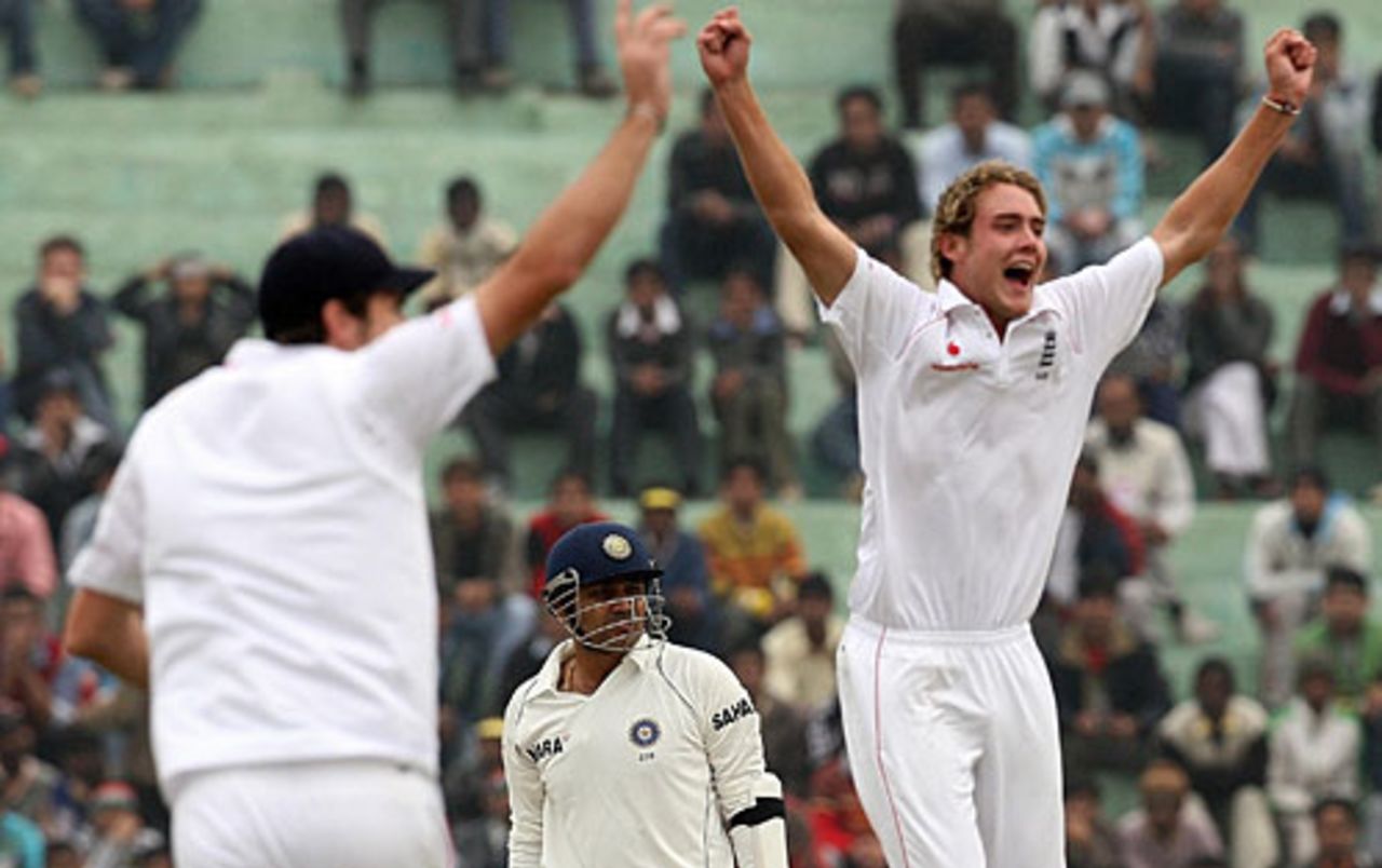 Stuart Broad successfully appeals for Virender Sehwag's wicket, India v England, 2nd Test, Mohali, 1st day, December 19, 2008