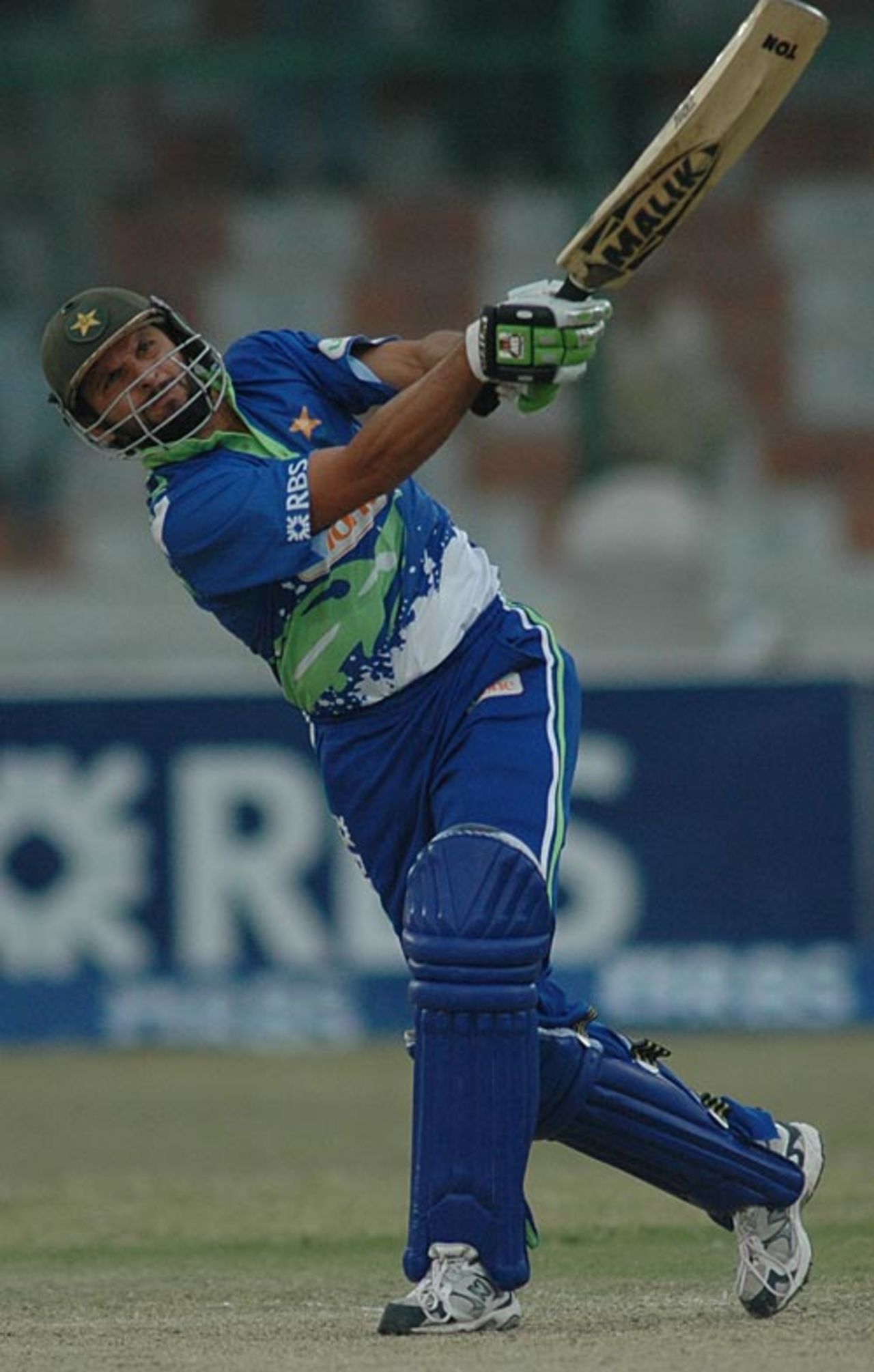Shahid Afridi goes for a mighty heave, Sind Dolphins v North West Frontier Province Panthers, RBS Pentangular One Day Cup, Karachi, December 18, 2008