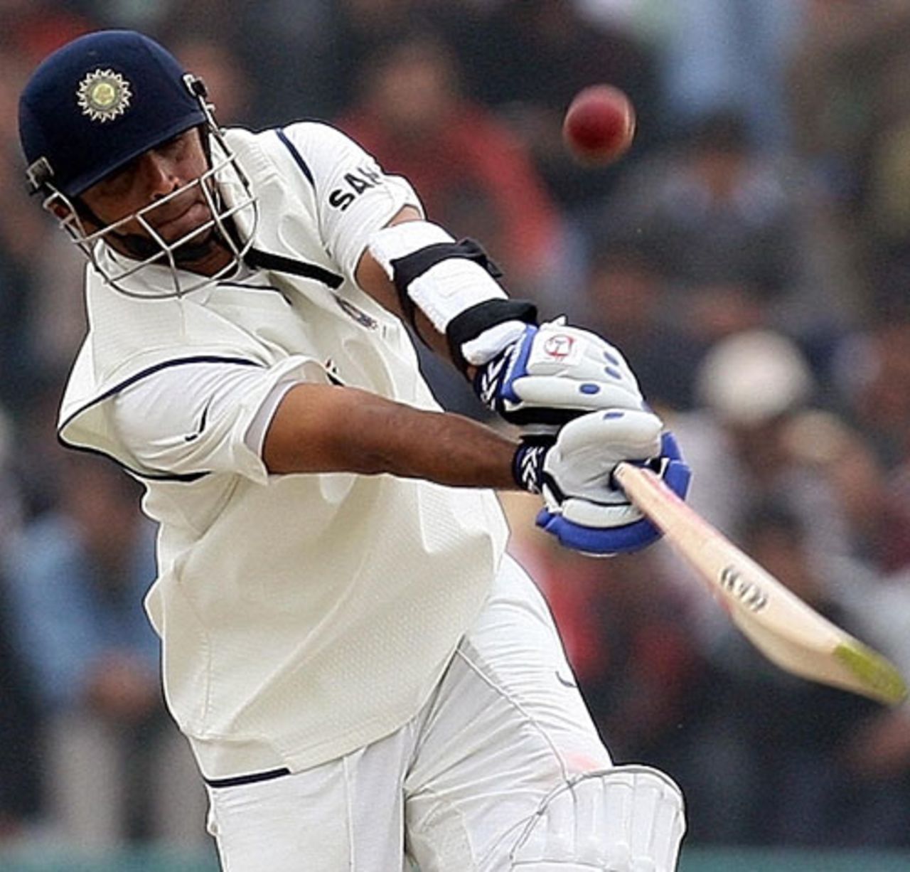 Rahul Dravid mistimes a lofted shot to be caught at mid-off, India v England, 2nd Test, Mohali, 2nd day, December 20, 2008