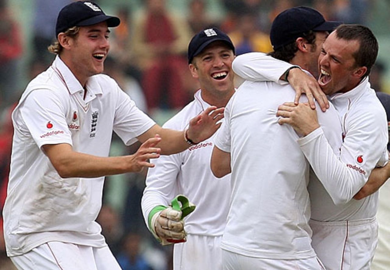 Graeme Swann is over the moon after dismissing Sachin Tendulkar, India v England, 2nd Test, Mohali, 2nd day, December 20, 2008
