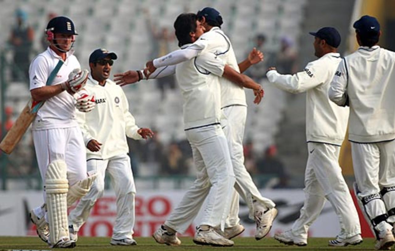 Ishant Sharma is congratulated by team-mates after dismissing Ian Bell, India v England, 2nd Test, Mohali, 3rd day, December 21, 2008