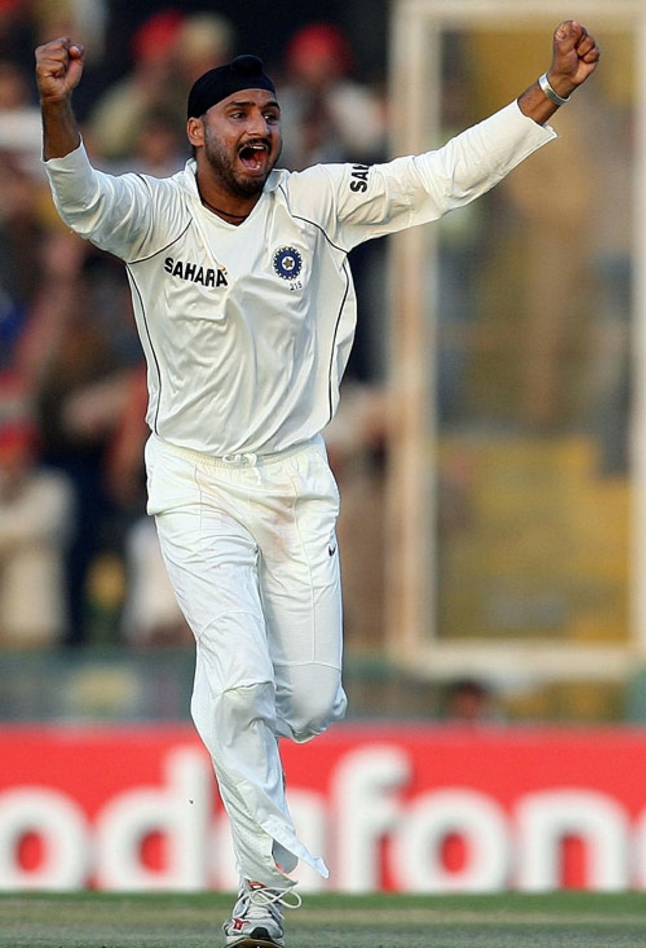Harbhajan Singh celebrates after getting rid of Kevin Pietersen, India v England, 2nd Test, Mohali, 3rd day, December 21, 2008