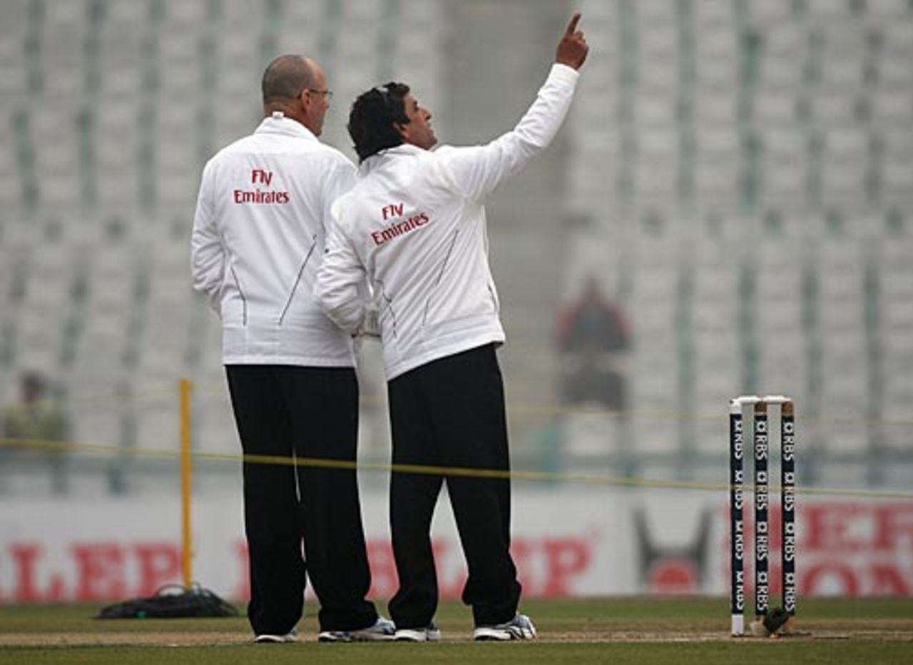 Daryl Harper and Asad Rauf do a check on the visibility conditions, India v England, 2nd Test, Mohali, 4th day, December 22, 2008