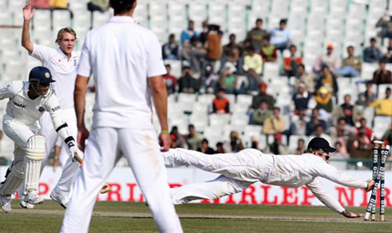 Virender Sehwag is run out acrobatically by Ian Bell, India v England, 2nd Test, Mohali, 4th day, December 22, 2008