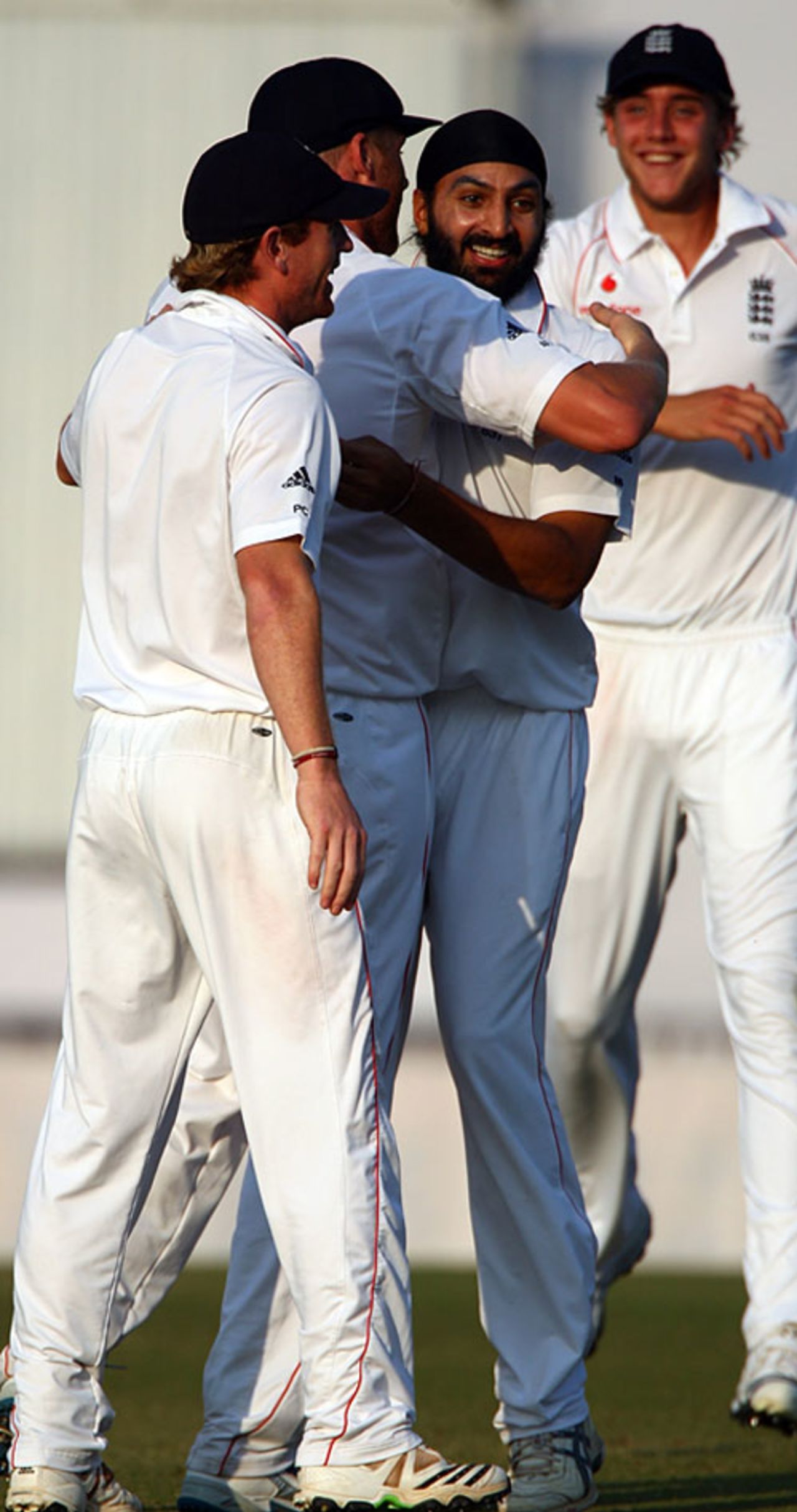 England players celebrate VVS Laxman's run-out, India v England, 2nd Test, Mohali, 4th day, December 22, 2008