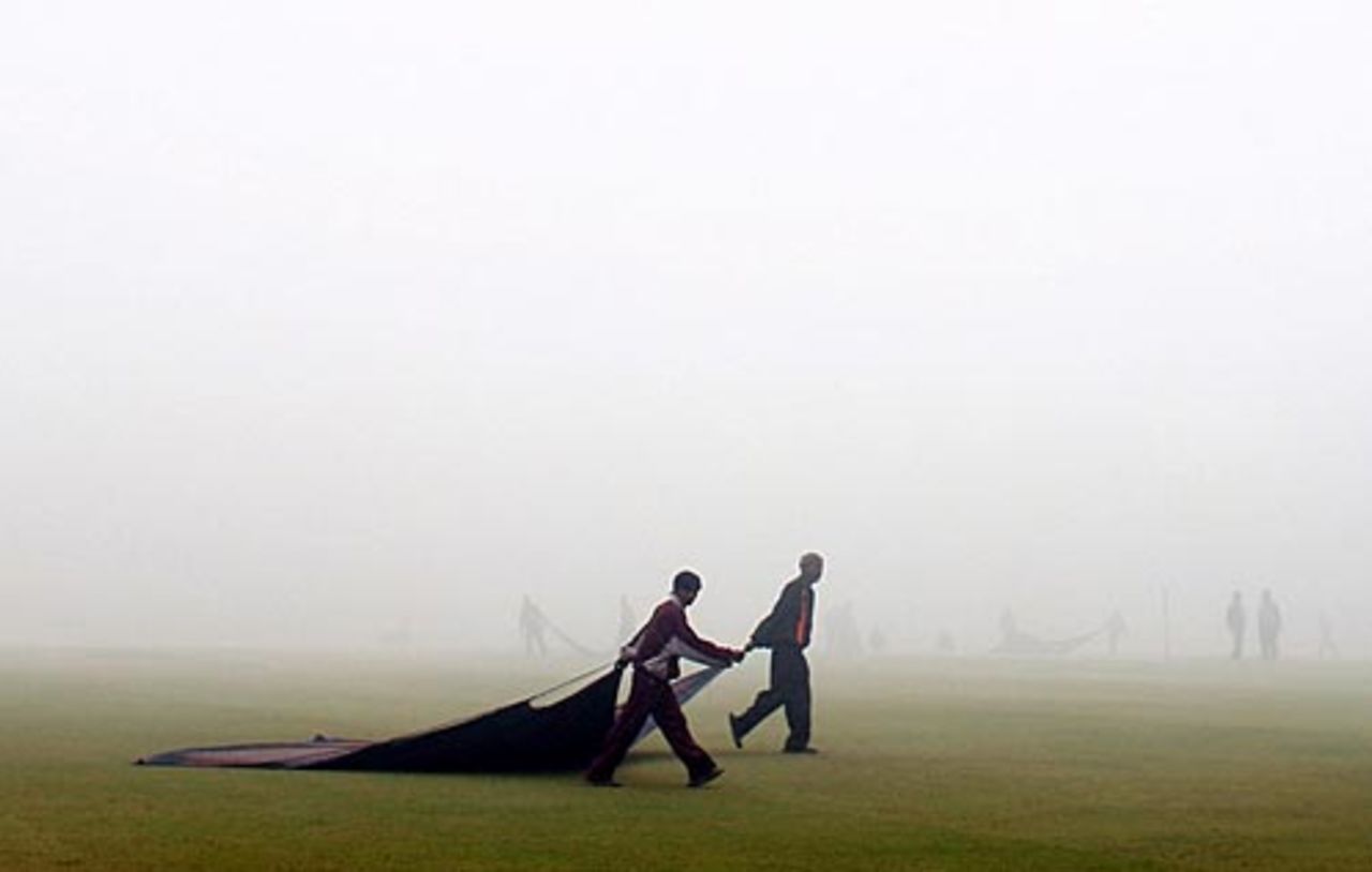 Groundsmen get busy under foggy conditions, India v England, 2nd Test, Mohali, 5th day, December 23, 2008