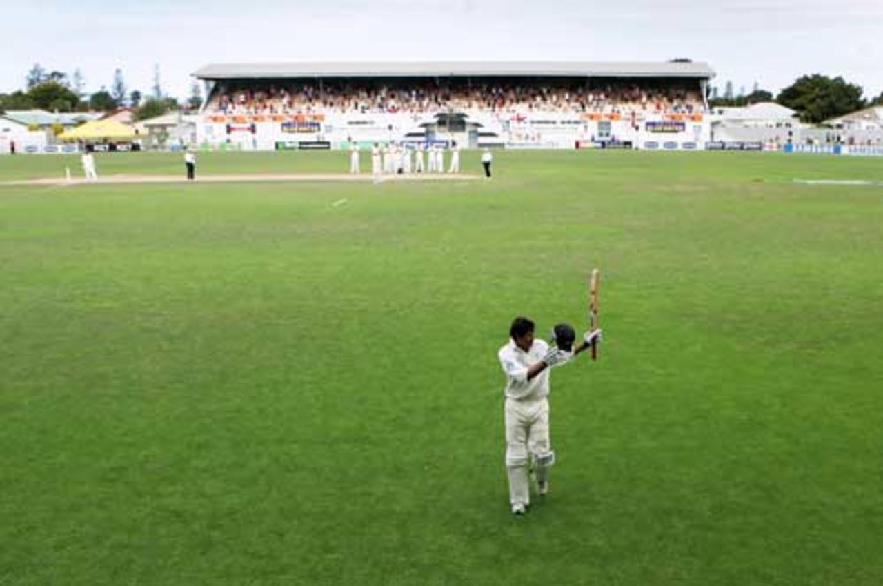 Stephen Fleming leaves the field after his last Test innings, New Zealand v England, third Test, Napier, 25 March 2008
