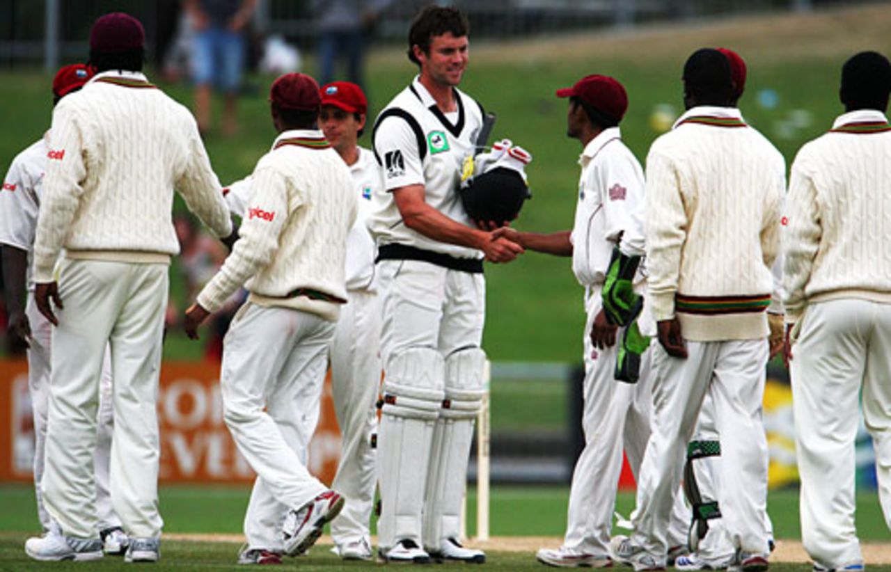 Players shake hands after the match ends in a draw, New Zealand v West Indies, 2nd Test, Napier, 5th day, December 23, 2008