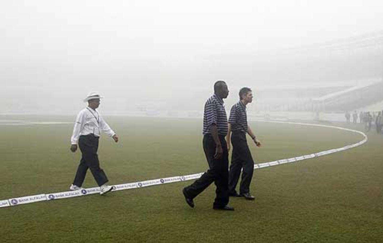 Steve Bucknor and Nigel Llong wade through the fog, Bangladesh v Sri Lanka, 1st Test, 1st day, Mirpur, December 26, 2008