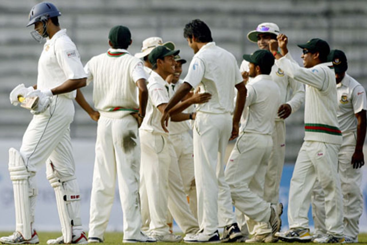 The Bangladesh team celebrates Michael Vandort's dismissal, Bangladesh v Sri Lanka, 1st Test, Mirpur, 1st day, December 26, 2008