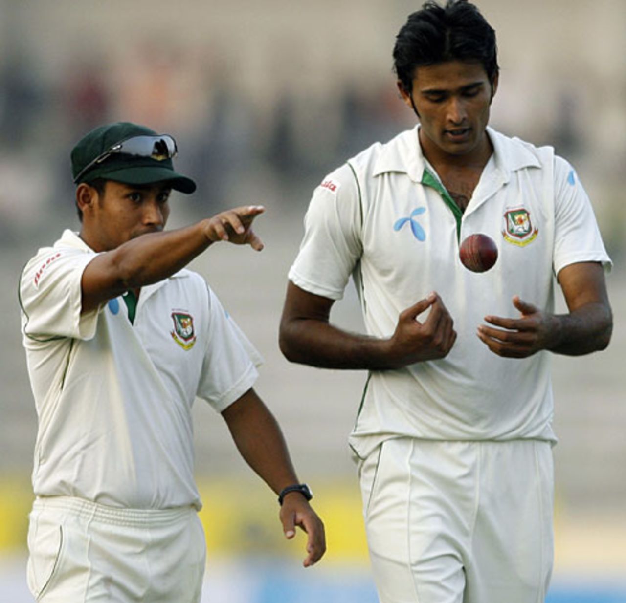 Mohammad Ashraful has a word with Shahadat Hossain, Bangladesh v Sri Lanka, 1st Test, Mirpur, 1st day, December 26, 2008