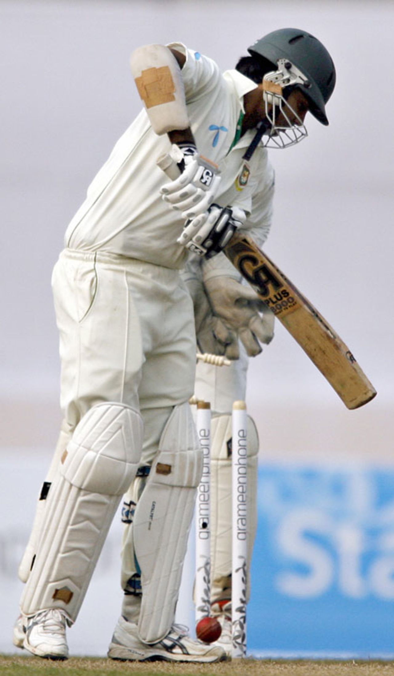 Junaid Siddique is bowled by Muttiah Muralitharan, Bangladesh v Sri Lanka, 1st Test, Mirpur, 1st day, December 26, 2008