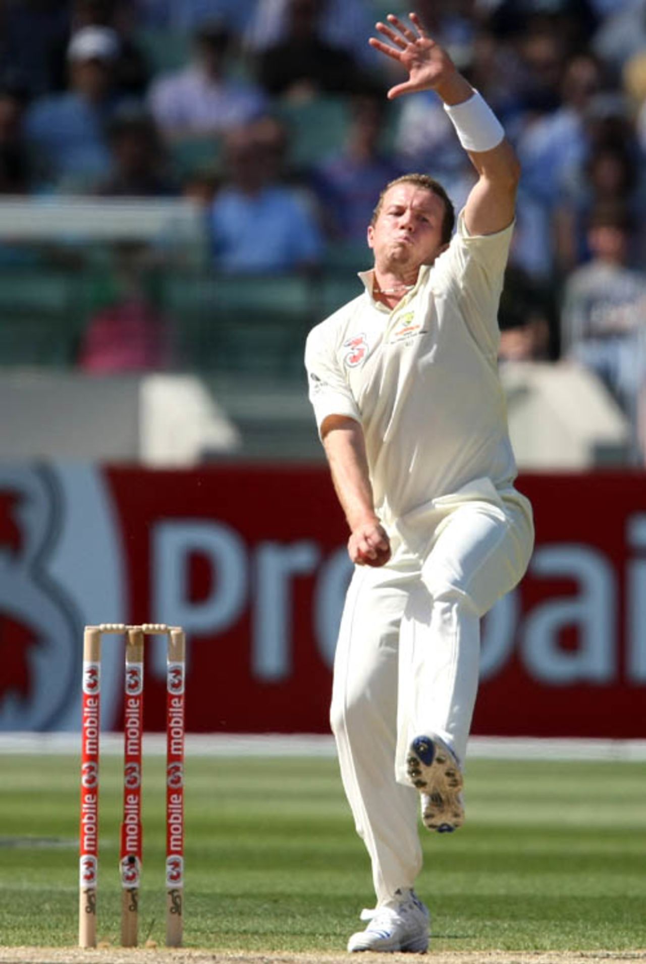 Peter Siddle winds up to deliver the ball, Australia v South Africa, 2nd Test, Melbourne, 2nd day, December 27, 2008