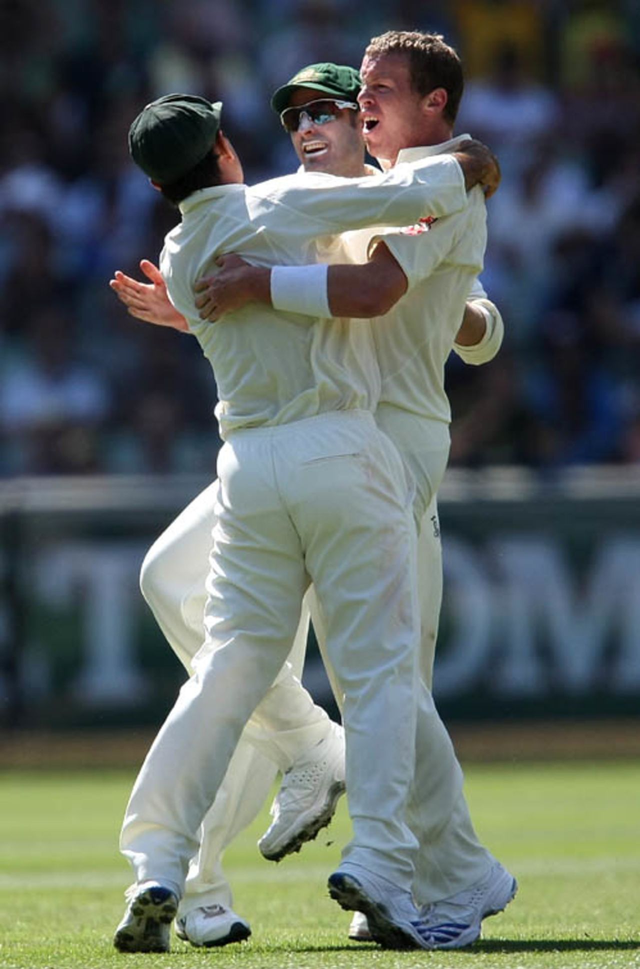 Peter Siddle is congratulated by Ricky Ponting and Michael Hussey on getting a breakthrough, Australia v South Africa, 2nd Test, Melbourne, 2nd day, December 27, 2008