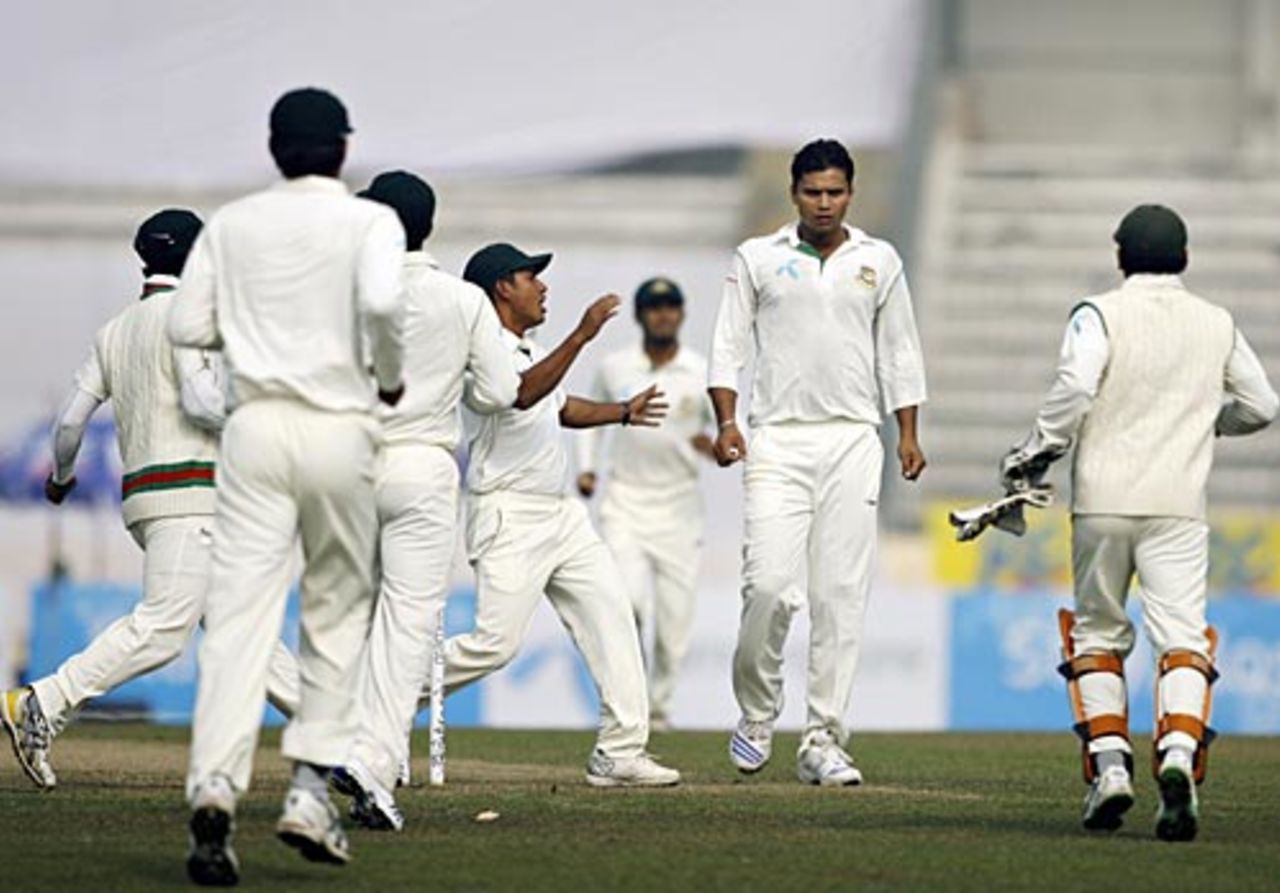 Team-mates rush in to congtratulate Mashrafe Mortaza on picking up Michael Vandort's wicket, Bangladesh v Sri Lanka, 1st Test, Mirpur, 3rd day, December 28, 2008