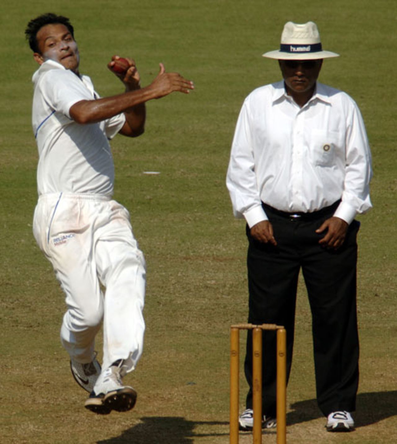 Saurashtra's Sandeep Jobanputra charges in, Karnataka v Saurashtra, 2nd quarter-final, Mumbai, Ranji Trophy Super League, 3rd day, December 28, 2008