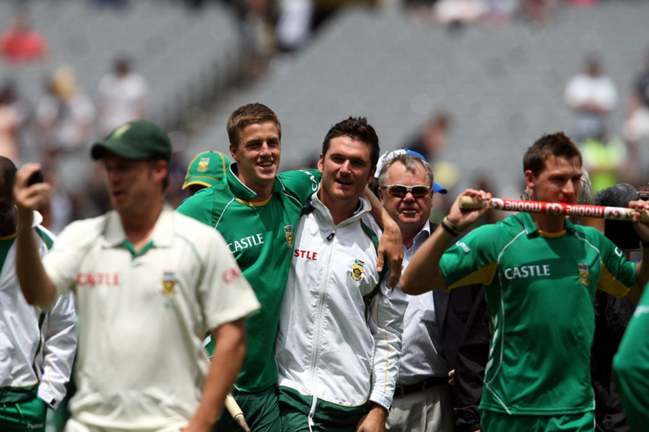 Morne Morkel, Graeme Smith, Mike Procter and Dale Steyn savour the victory, Australia v South Africa, 2nd Test, Melbourne, 5th day, December 30, 2008
