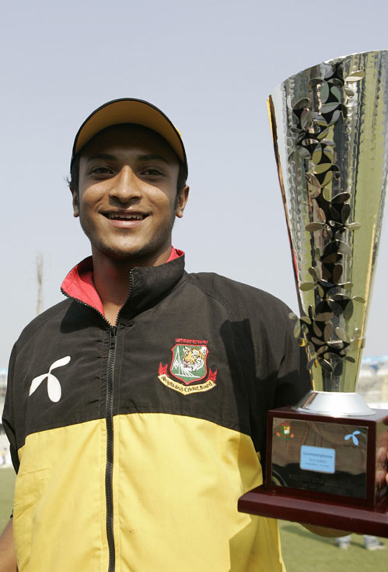 Shakib Al Hasan holds the Man-of-the-Match award , Bangladesh v Sri Lanka, 1st Test, Dhaka, 5th day, December 31, 2008