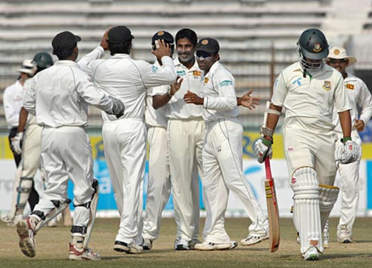 Team-mates rush in to congratulate Chaminda Vaas after he picked up Tamim Iqbal's wicket, Bangladesh v Sri Lanka, 2nd Test, Chittagong, 4th day, January 6, 2008