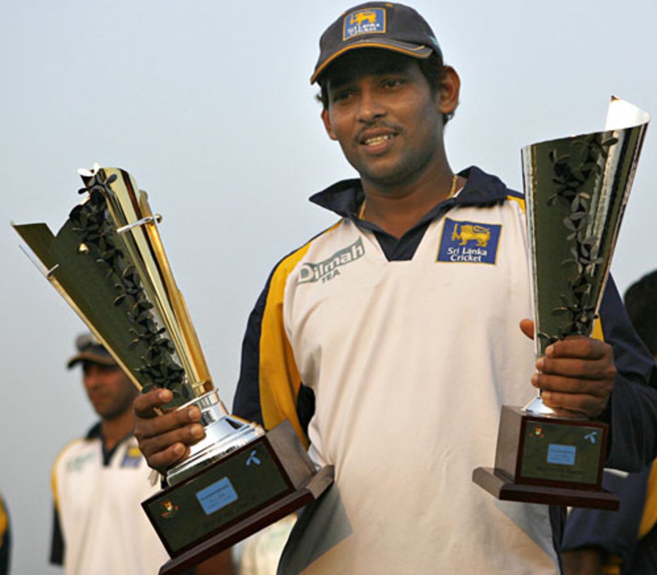 Tillakaratne Dilshan with the Man-of-the-Match and Man-of-the-Series awards, Bangladesh v Sri Lanka, 2nd Test, Chittagong, 4th day, January 6, 2008