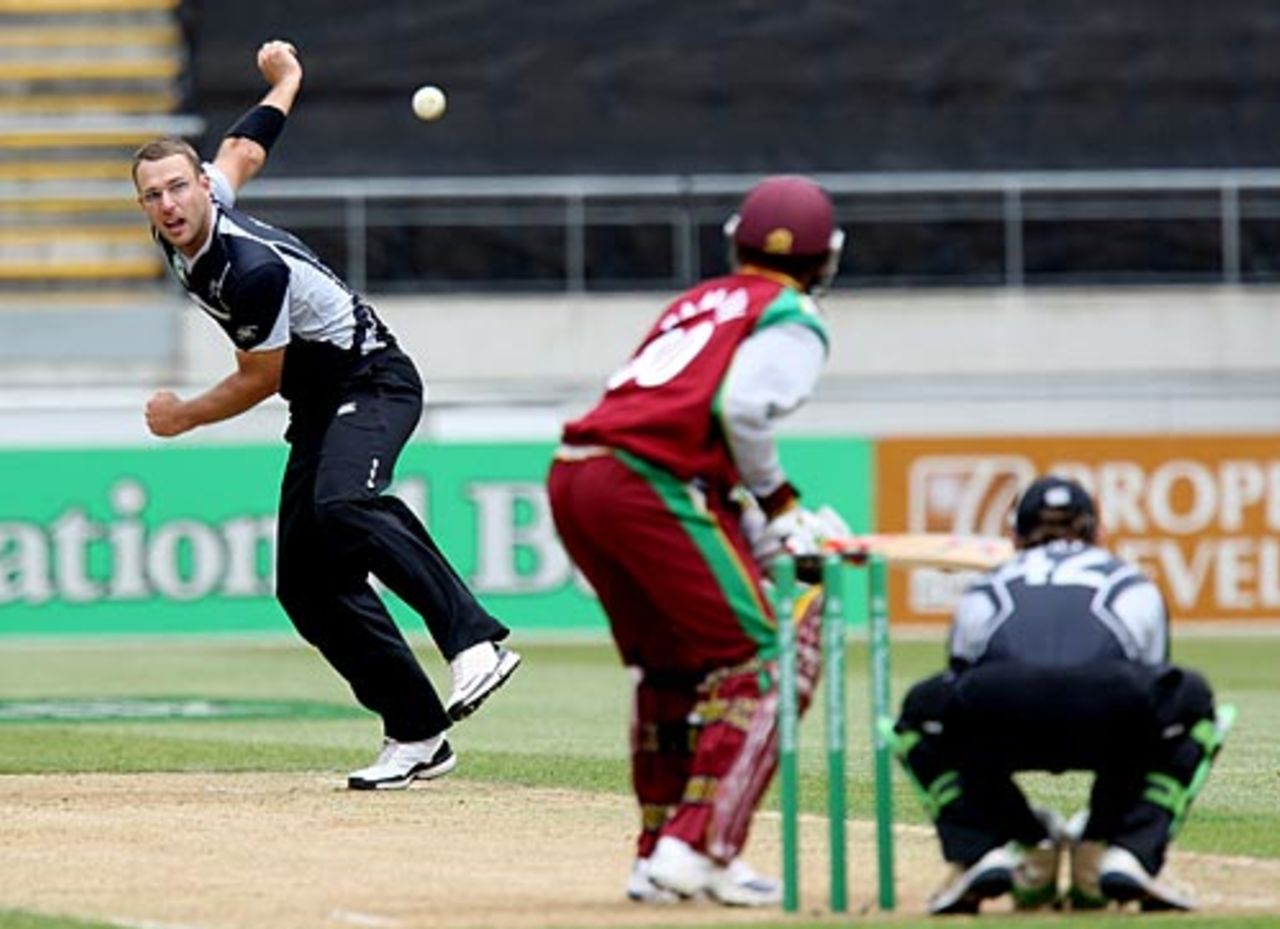 Daniel Vettori gives it a firm tweak, New Zealand v West Indies, 3rd ODI, Wellington, January 7, 2009