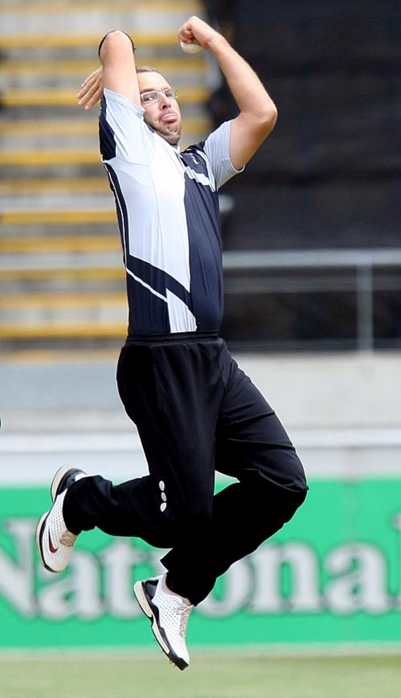 Daniel Vettori in action, New Zealand v West Indies, 3rd ODI, Wellington, January 7, 2009