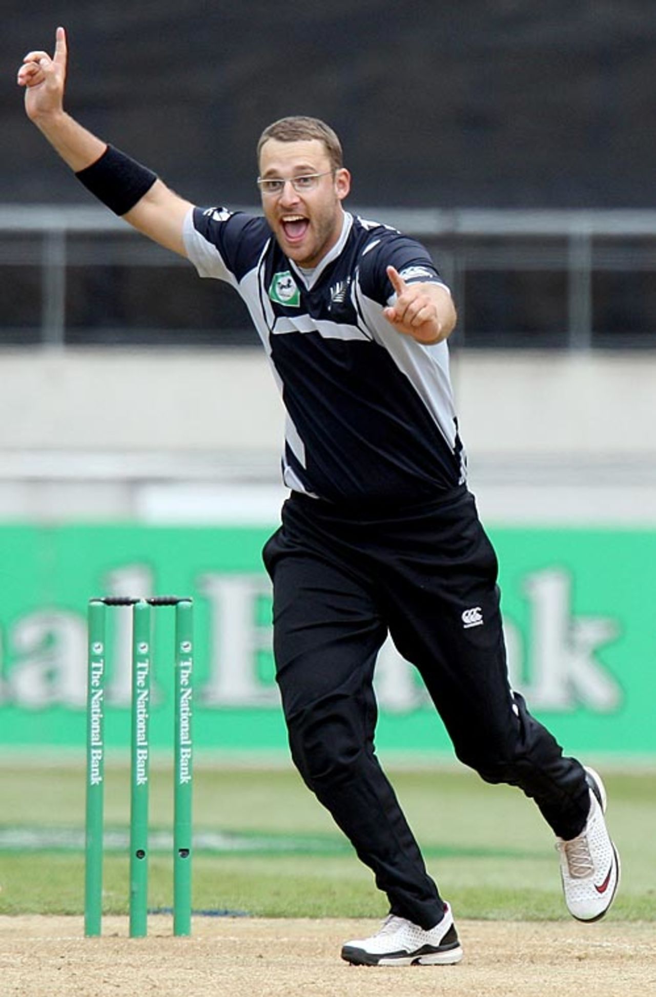 Daniel Vettori celebrates Denesh Ramdin's wicket, New Zealand v West Indies, 3rd ODI, Wellington, January 7, 2009